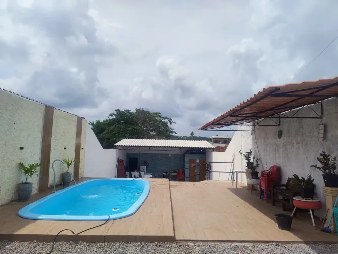 Espaço com piscina 