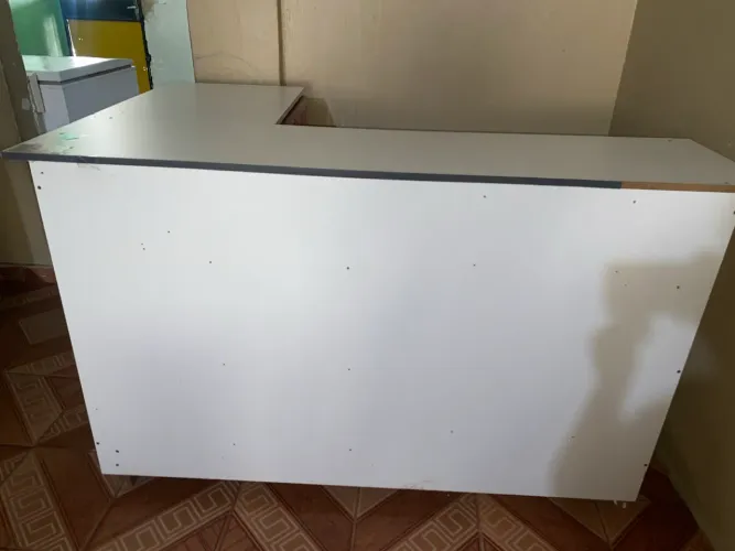 Balcão em L com expositor