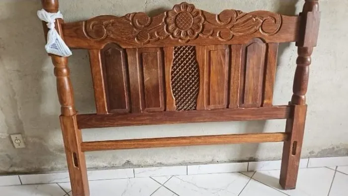Cama de casal em sucupira maciça