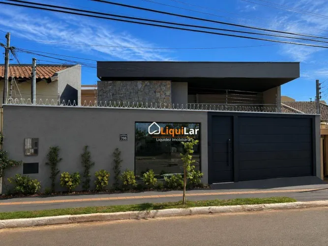 Casa Térrea de Alto Luxo na Vila Planalto com 3 Suítes, Escritório e Piscina Aquecida
