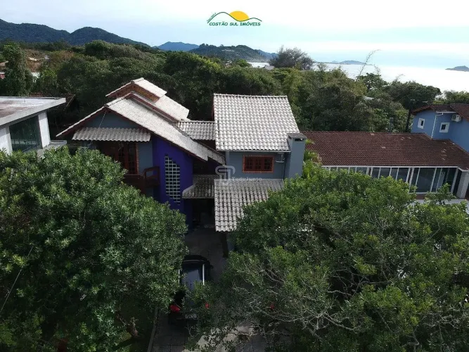 Casa de alvenaria de dois pavimentos com 210m², a 85 metros da Praia da Armação do Pântano