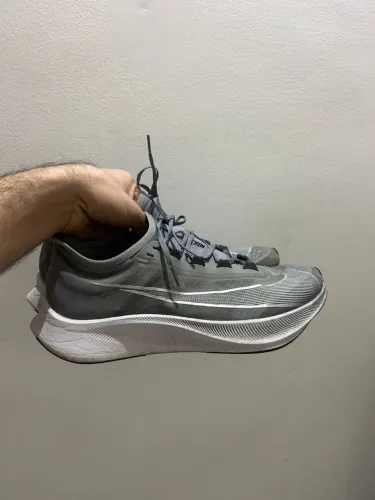 Nike Zoom Fly  Tam. 44 - Tênis de Corrida com Placa de Carbono