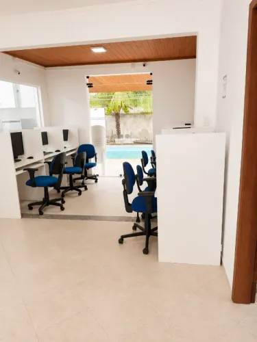 Imóvel comercial completo com estrutura de escritório, auditório, piscina e 4 vagas