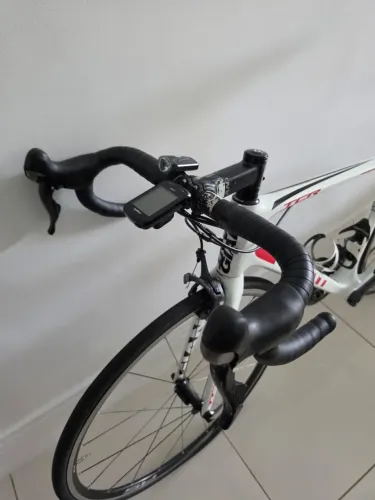 Bicicleta toda em carbono Giant
