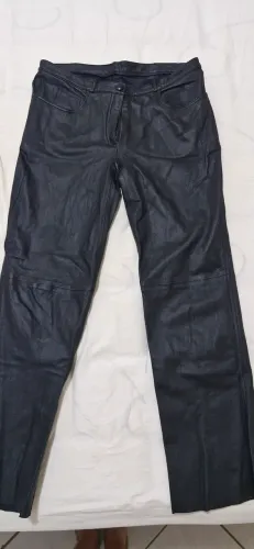 Calça em couro legítimo
