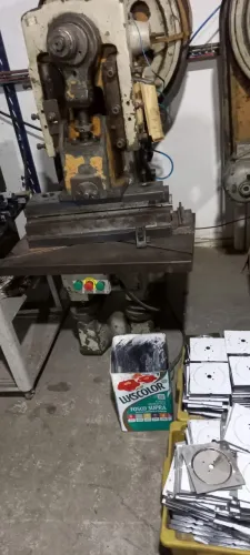 prensa excentrica 22 tons , marca mecanica grafica usqada em bom estado.