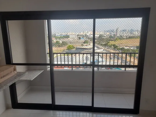 Porta de Correr de alumínio com vidro, com 3 folhas móveis. Largura 2,85 m Altura 2,20. 