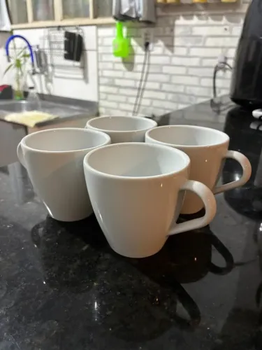 Conjunto de xícaras brancas