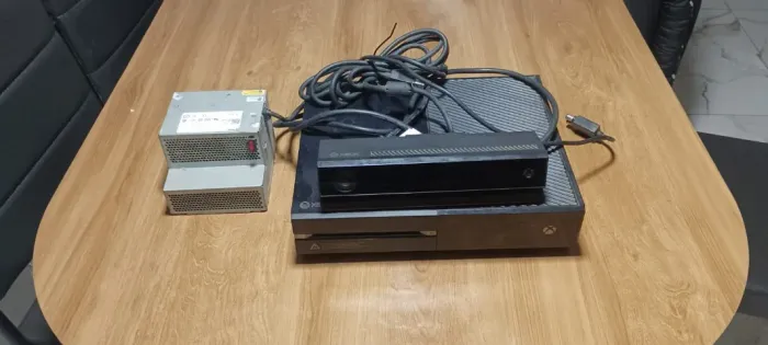 xbox one usado + fonte(substituída) + kinect - sem controle. tudo em perfeitas condições.