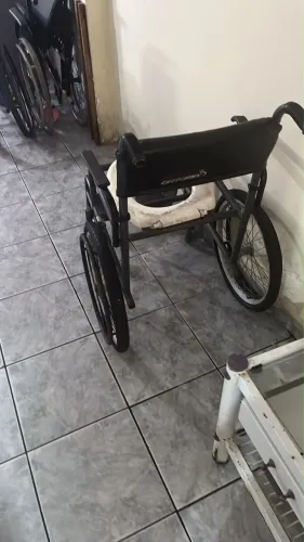 Três cadeiras de rodas