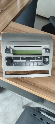 Multimídia original Fiat toca CD rádio