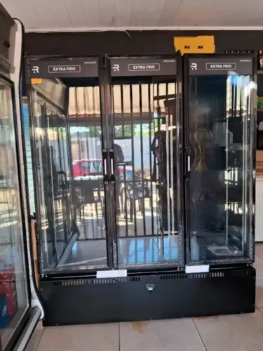 EXPOSITOR 3 PORTAS PARA CERVEJAS