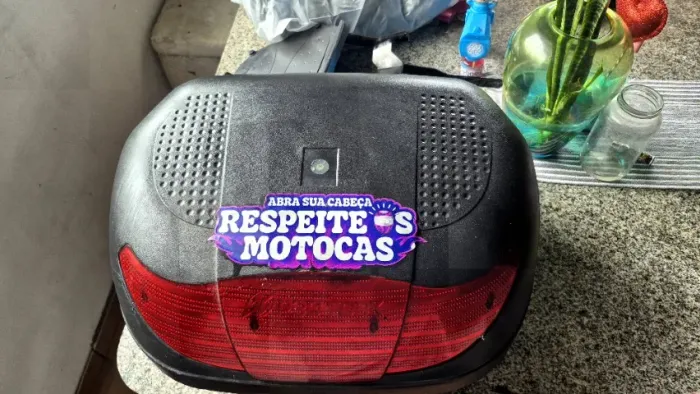 Baú de moto Pro Tork com suporte - excelente estado