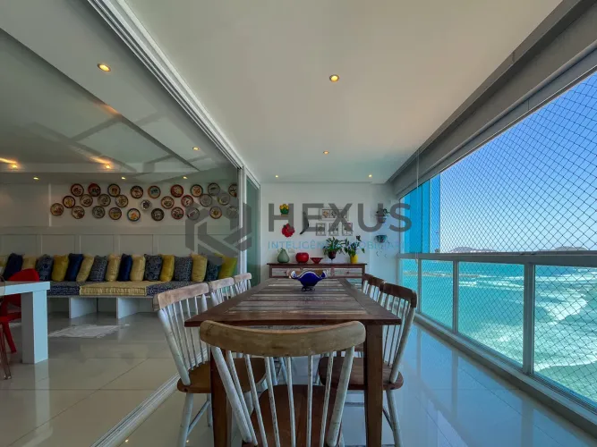 Apartamento reformado frente mar com varanda na Praia das Pitangueiras, Guaruja