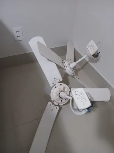 Ventilador de teto usado.