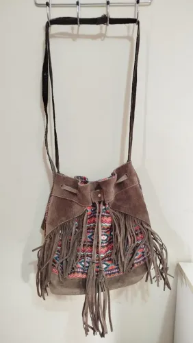 Bolsa Bucket Importada tamanho médio com estampa étnica com franjas e alça ajustável