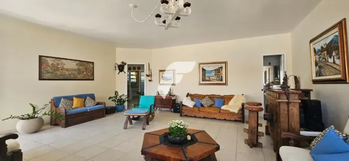 Casa com 7 dormitórios sendo 2 suítes e 2 vagas de garagem em Florianópolis/SC