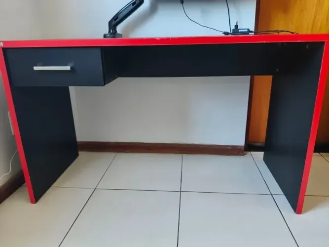 Escrivaninha para computador/estudo