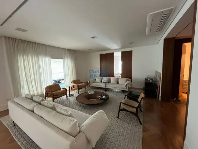 Apartamento de Alto Padrão com 3 suítes e 3 vagas, ar-condicionado e repleto de armários -