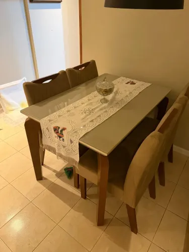 Mesa de jantar + quatro cadeiras