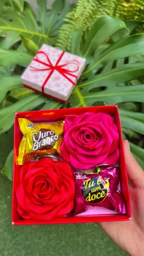 Caixinha de amor com 2 chaveiros de rosa + 2 bombons 