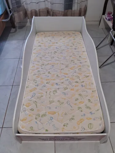 Cama menina infantil semi nova incluso colchão reforçada aguenta até 80kg 