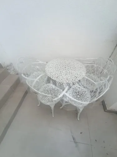Mesa com 4 cadeiras com braço de ferro fundido estilo colônial cor branco 