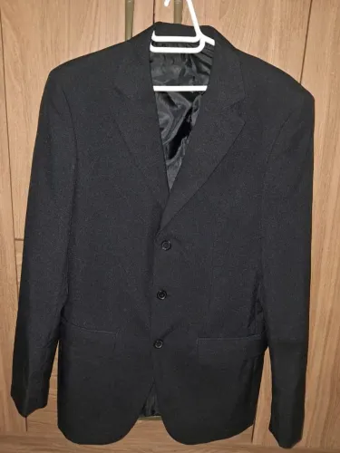 Vendo esse blazer da cor preta, tamanho 46!