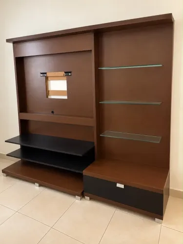 Estante para TV com Rack e Prateleiras de Vidro - Madeira Escura