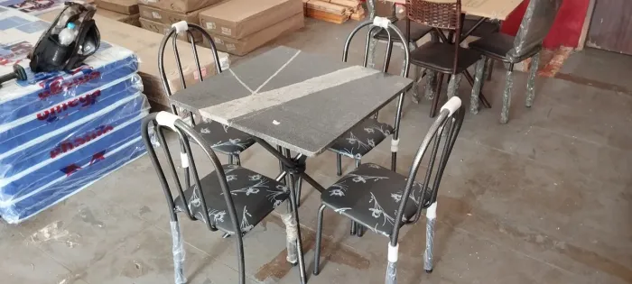 Promoção Mesa de Pedra com 4 Cadeiras Nova