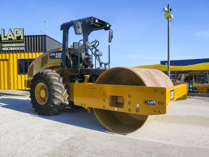 Rolo compactador CAT CS54B 2019 com 2.500h de operação