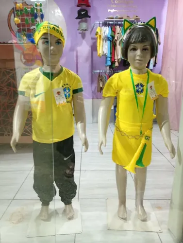 Manequim de loja infantil, semi novo e vem com os suportes dos pés.
