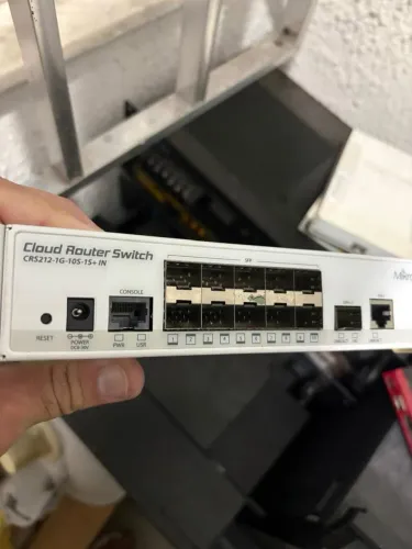 MikroTik Cloud Router Switch (modelo CRS212