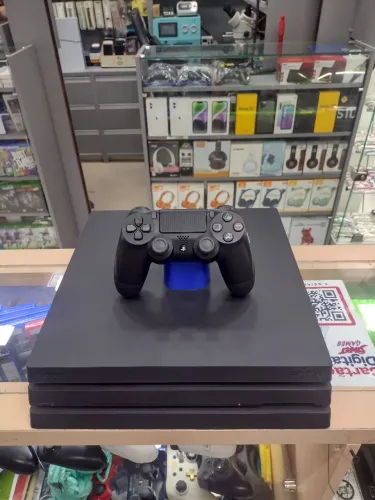Ps4 Pro 1TB de armazenamo com um controle e destravado, com 13 jogos na memória já!!!