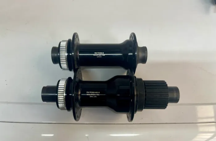 Par de cubos shimano tc500 microspline boost 12x148 / 15x110