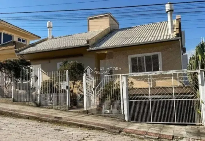 Casa mobiliada com piscina a 100 metros da Praia de Itaguaçu - Coqueiros, Florianópolis