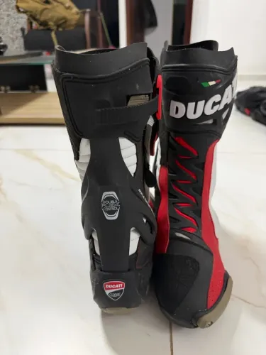 Linda Bota Ducati V6 Air Esportiva