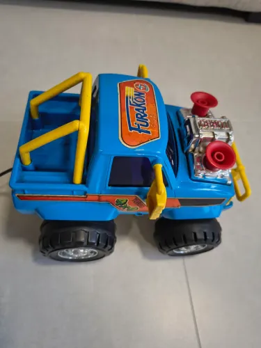 Brinquedo jipe Furakon