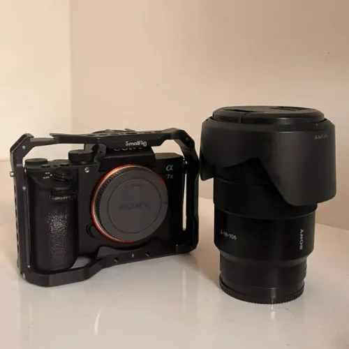 Sony A7III + cage SmallRig + bateria Batmax + carregador duplo + lente Sony 18-105mm f/4 G