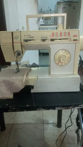 Máquina de costura Singer caseira 