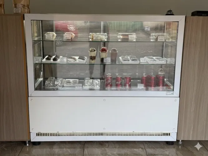 Vitrine Refrigerada para bolos e doces 1,40m Branca - 127V - Omega (DBR1.40)