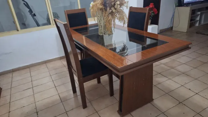 Buffet,  espelho e mesa com 3 cadeiras 