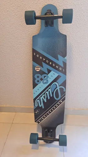 Skate Longboard da marca nacional Cush, modelo Beyond The Vision.