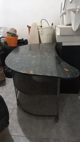 Mesa metálica resistente com rodas