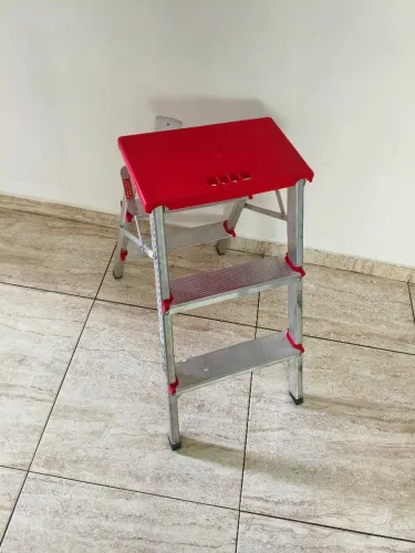 Escada de três degraus usada