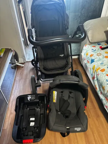 Carrinho de Bebê com bebê conforto e base 