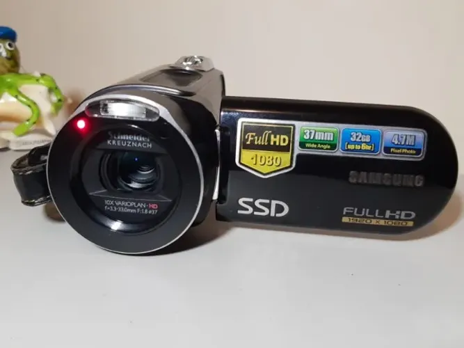 Filmadora Samsung Full HD 1080p com Lente Schneider. HDMI limpa e controle remoto total.