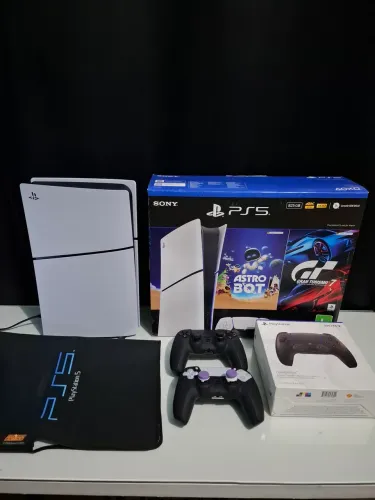 PS5 Slim + 2 Controles
