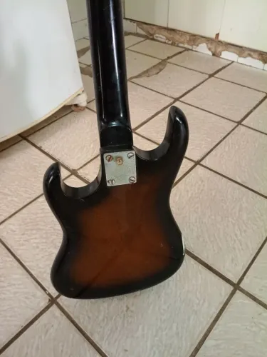 Guitarra Jennifer Magnum, uma verdadeira nostalgia das garagens dos anos 80 e 90! Relíquia
