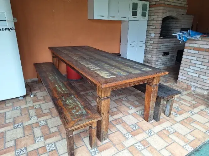 Mesa com 2 bancos de madeira maciça (250 cm x 100 cm - mesa / 250 cm x 38 cm bancos)